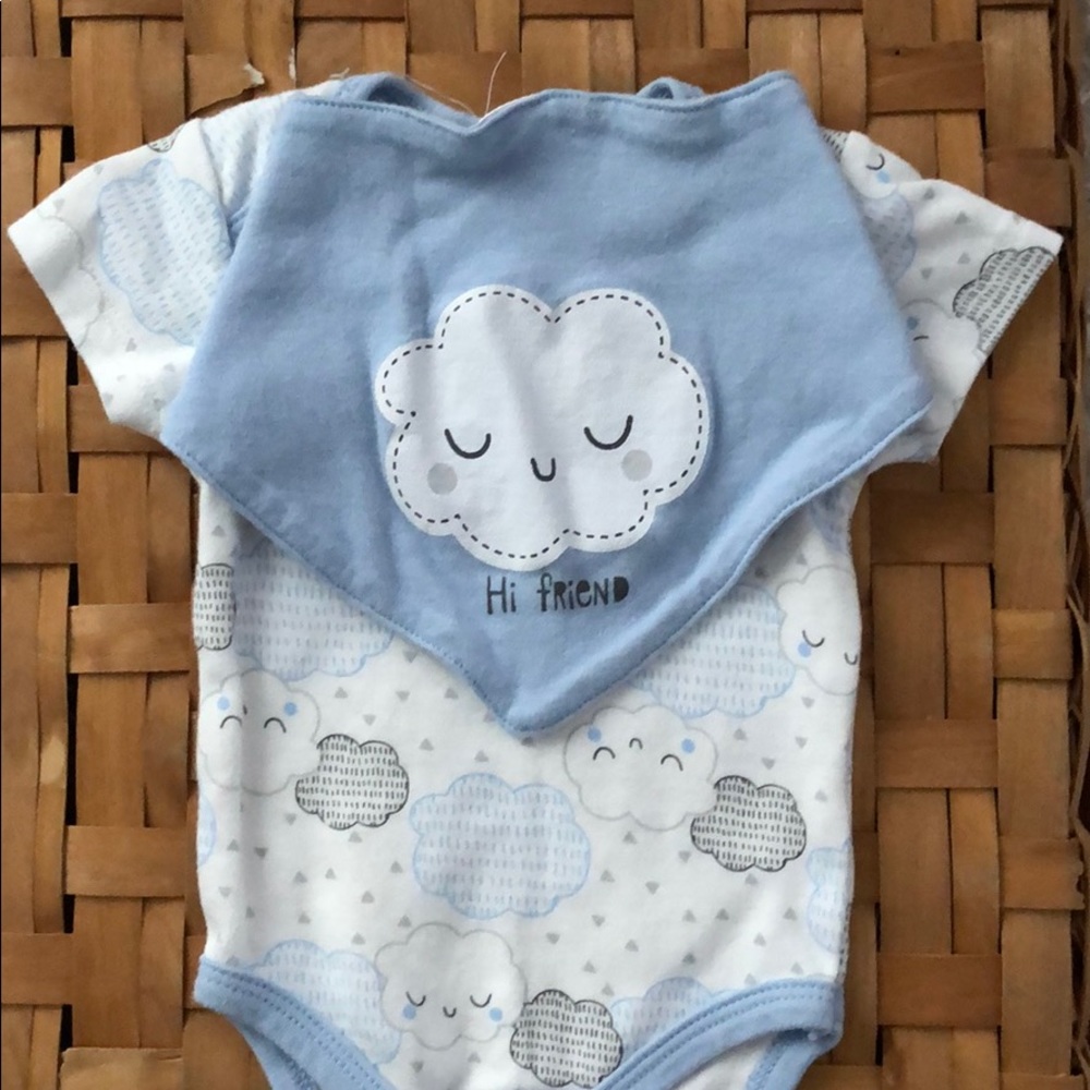 ❌SOLD❌HI FRIEND 🌥 Onesie w/ bib